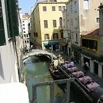 Vip And Rialto Bridge *