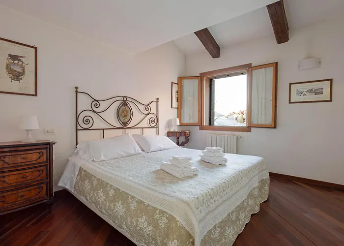 Vip And Rialto Bridge *