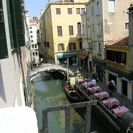 Vip And Rialto Bridge *